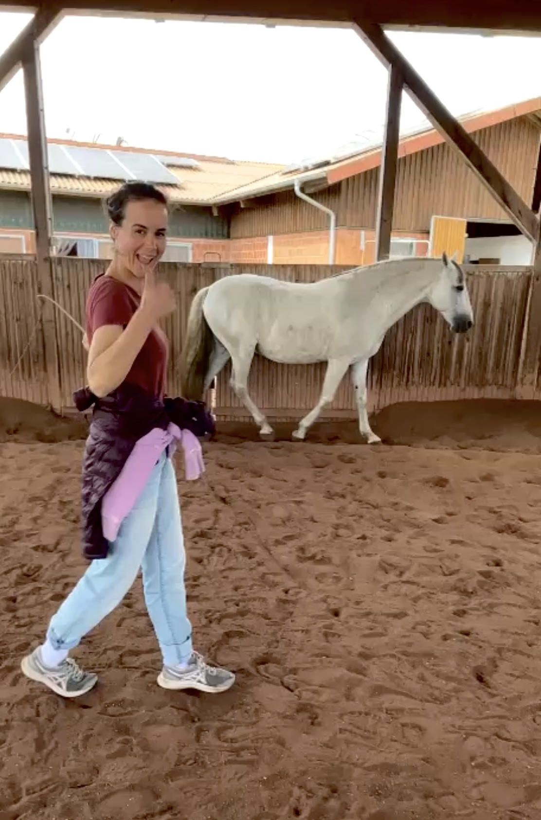 Eine Frau neben einem Pferd