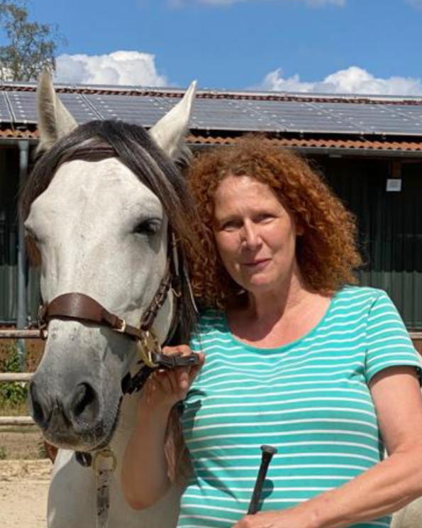 Antje Hilpüsch neben einem Pferd