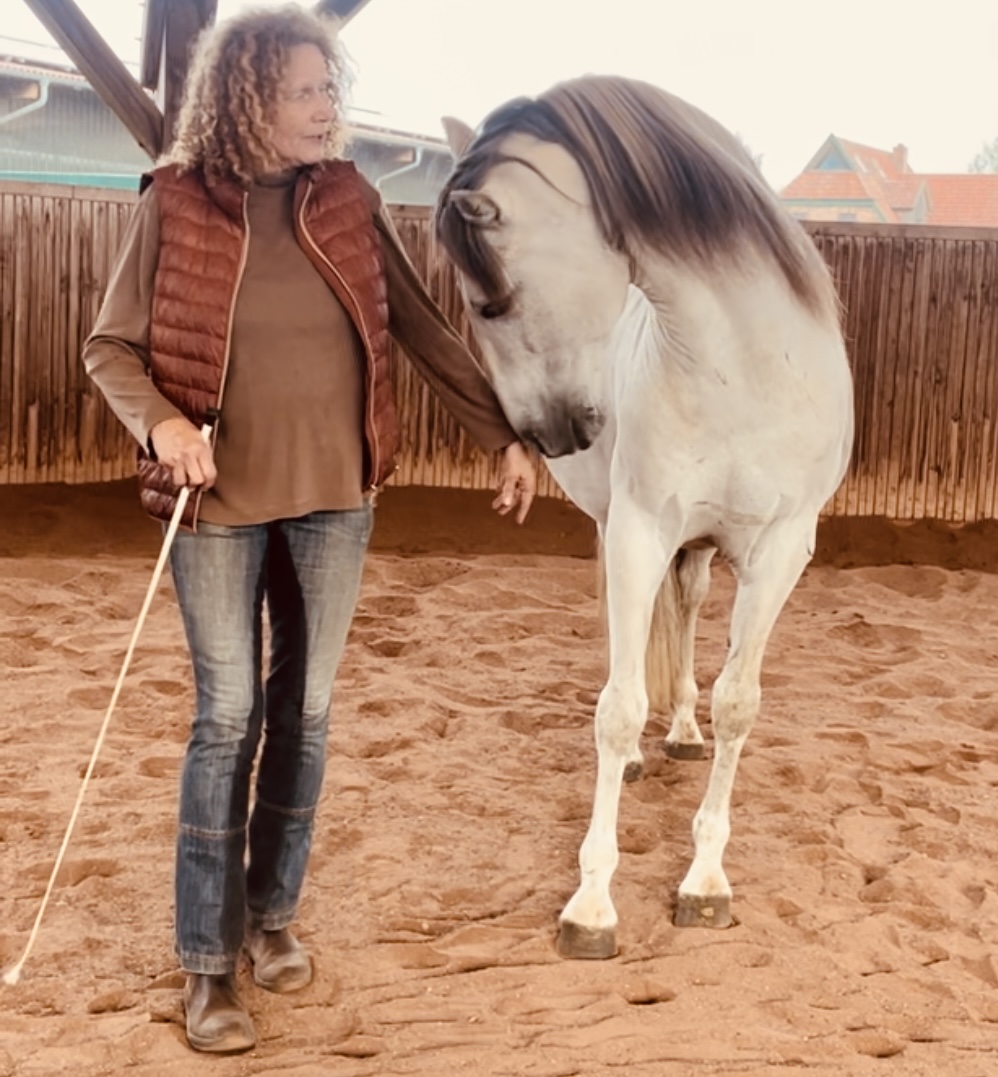 Antje Hilpüsch neben einem Pferd
